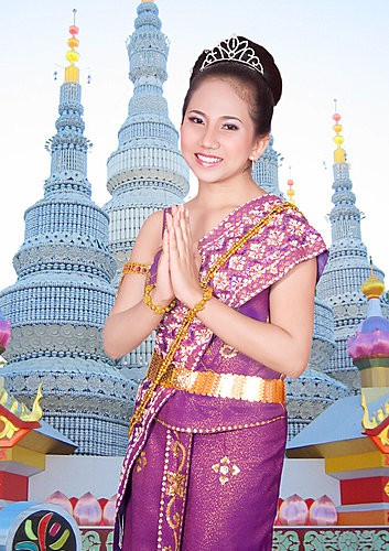Hồng Nguyệt rạng rỡ trong trang phục truyền thống của dân tộc Khơ me